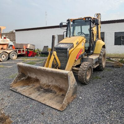 Retroexcavadora Caterpillar usada en venta año 2023