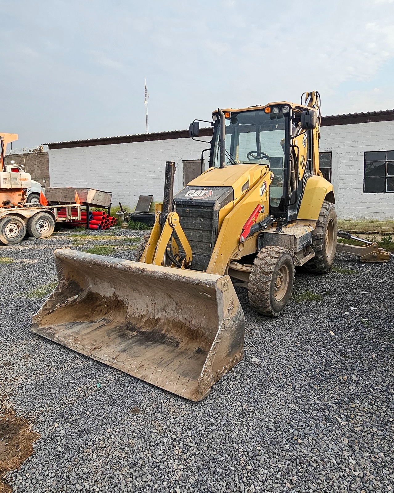 Retroexcavadora Caterpillar usada en venta año 2023